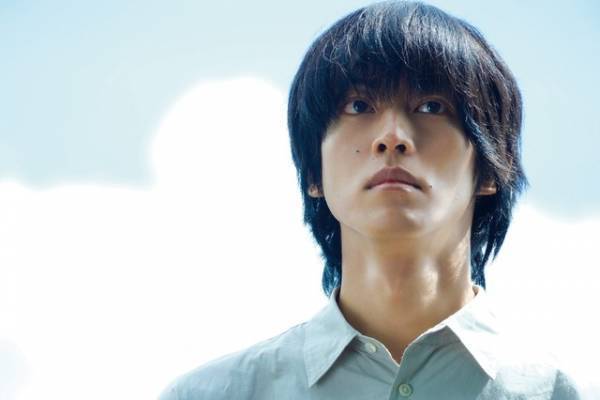 広瀬すず＆松坂桃李、ぎこちない笑顔や固く結んだ口元…『流浪の月』場面写真一挙解禁