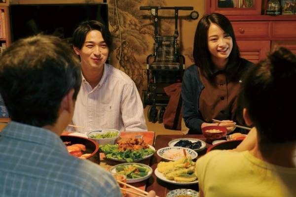 広瀬すず＆松坂桃李、ぎこちない笑顔や固く結んだ口元…『流浪の月』場面写真一挙解禁