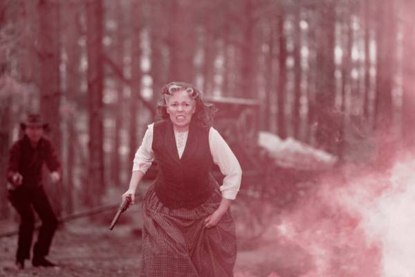 オリヴィア・コールマン主演、ある夫婦の実際の事件をドラマ化「ランドスケーパーズ 秘密の庭」初配信