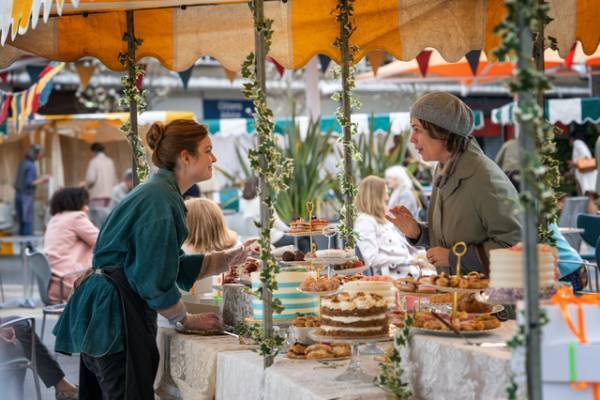 オリヴィア・コールマン主演、ある夫婦の実際の事件をドラマ化「ランドスケーパーズ 秘密の庭」初配信