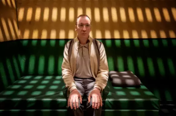 オリヴィア・コールマン主演、ある夫婦の実際の事件をドラマ化「ランドスケーパーズ 秘密の庭」初配信