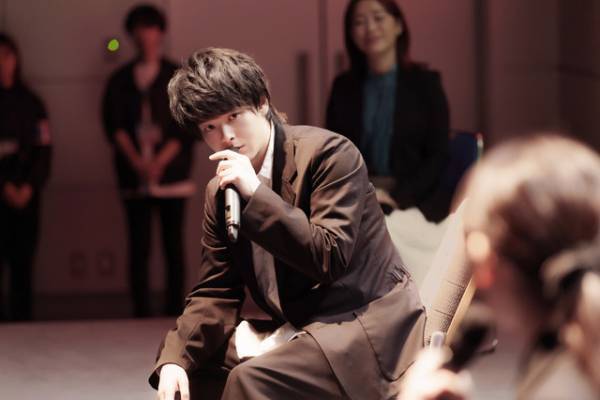 中村倫也の新たな魅力が全開！ 傍若無人の天才“王子監督”に注目『ハケンアニメ！』