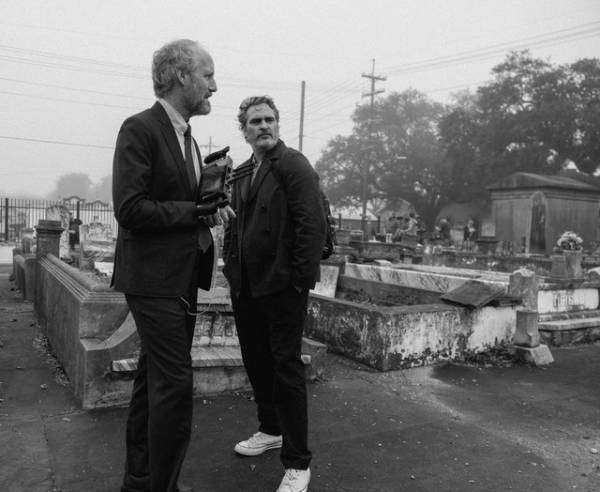 ホアキン・フェニックス、ミルズ監督のジャケットと靴で撮影『カモン カモン』で見せる新境地