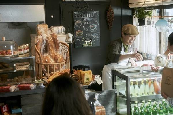 『死刑にいたる病』場面写真公開　阿部サダヲ、笑顔で接客する“表の顔”も…