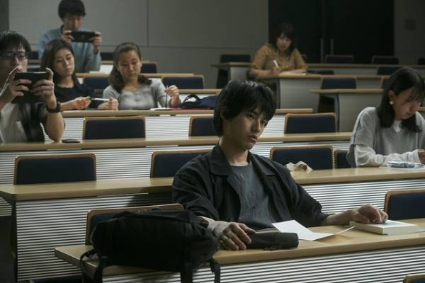 『死刑にいたる病』場面写真公開　阿部サダヲ、笑顔で接客する“表の顔”も…