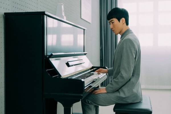 潔癖症のピアノ教師と才能秘めたミュージシャンの“起死回生”描く『僕と彼女のファースト・ハグ』5月公開