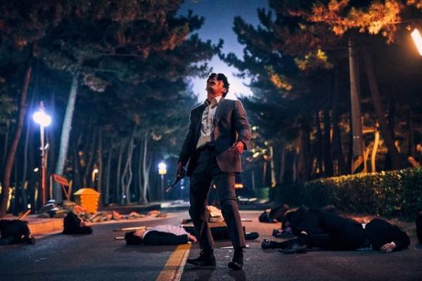 ユ・オソン＆チャン・ヒョクが火花を散らす！名バイプレイヤーたちも登場『狼たちの墓標』予告映像＆場面写真