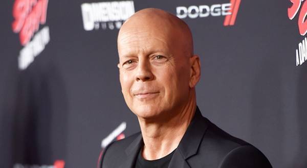 ブルース・ウィリスが失語症の診断受け俳優業を引退 元妻デミ・ムーア、長女ルーマーら家族が発表