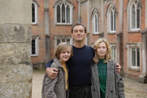 夫の本性が徐々に露わに…ジュード・ロウ主演『不都合な理想の夫婦』予告編＆場面写真