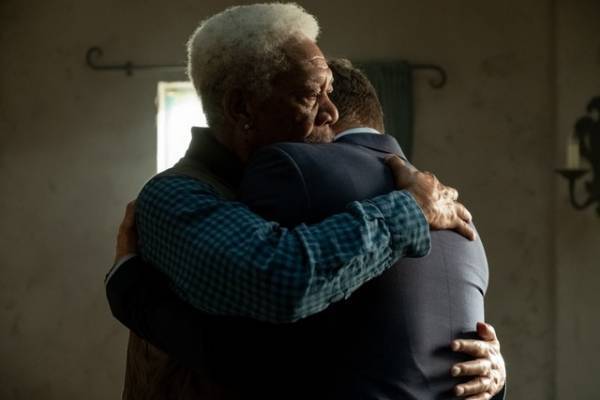 モーガン・フリーマン＆ライアン・レイノルズ“親子”が感動の再会『ヒットマンズ・ワイフズ・ボディガード』本編映像