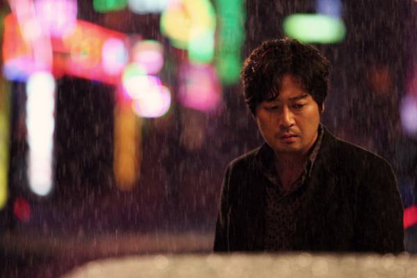 韓国ノワールの金字塔、ナ・ホンジン監督のデビュー作『チェイサー』初Blu-ray化