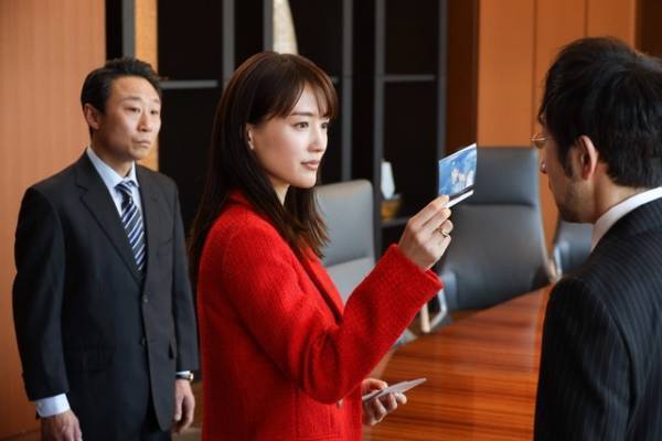 「元彼の遺言状」1話 綾瀬はるか“麗子”の食べっぷりに「見事」の声、SNSでは“シェフ大泉”がトレンド入り