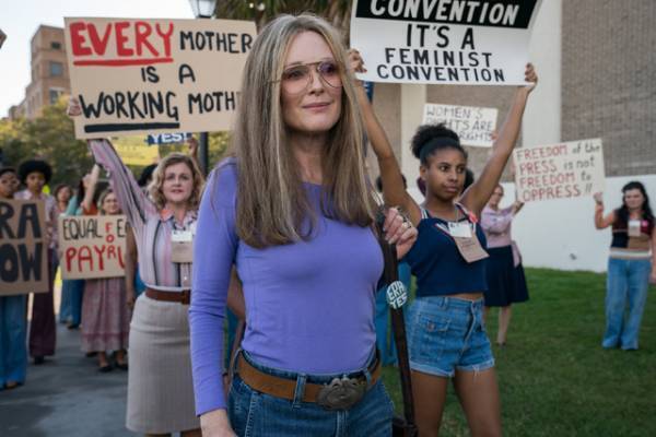 ジュリアン・ムーア＆アリシア・ヴィキャンデルが“伝説のフェミニスト”に『グロリアス 世界を動かした女たち』5月公開