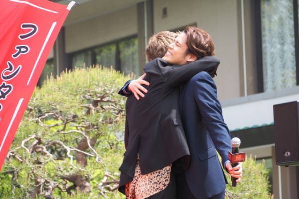 『ファンタビ』エディ・レッドメイン＆日本語吹替版・宮野真守と再会、思わず熱い抱擁！