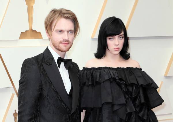 ビリー・アイリッシュ、Disney+の「ザ・シンプソンズ」の短編に出演 兄フィニアスも