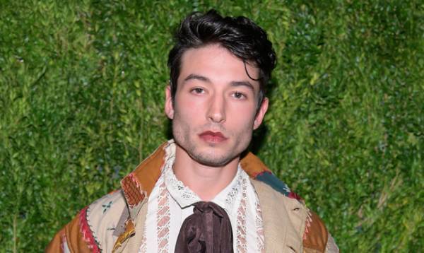 エズラ・ミラー、ハワイでまた逮捕…激高して投げつけた椅子が女性に当たりけがをさせる