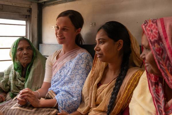 女性解放運動の宣言を行うアリシア・ヴィキャンデルの姿も！『グロリアス』ポスター＆場面写真解禁