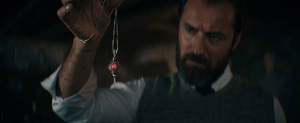 マッツ・ミケルセンが語るグリンデルバルドの“怒り”と“絆”『ファンタビ』特別映像