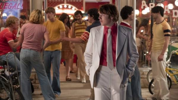 70年代を完璧に再現したファッションやセットに注目『リコリス・ピザ』場面写真