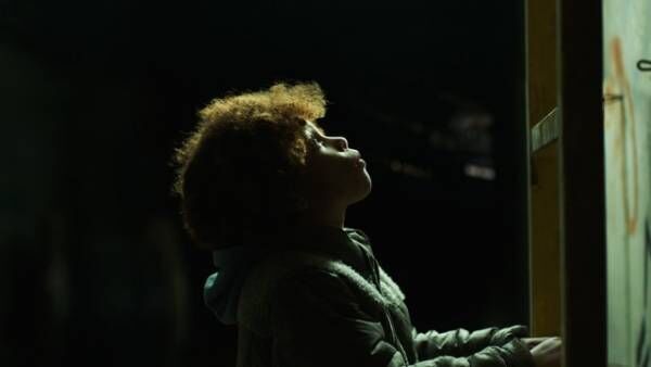 NY地下鉄の廃トンネルで暮らす母娘の逃亡劇『きっと地上には満天の星』8月公開