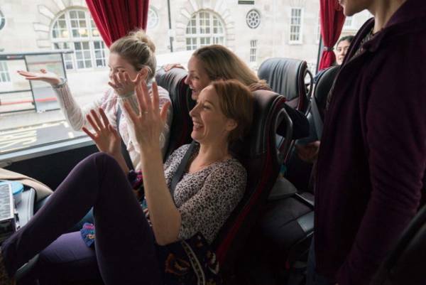 軍人の妻たちに感銘…監督が製作秘話を明かす『シング・ア・ソング！』