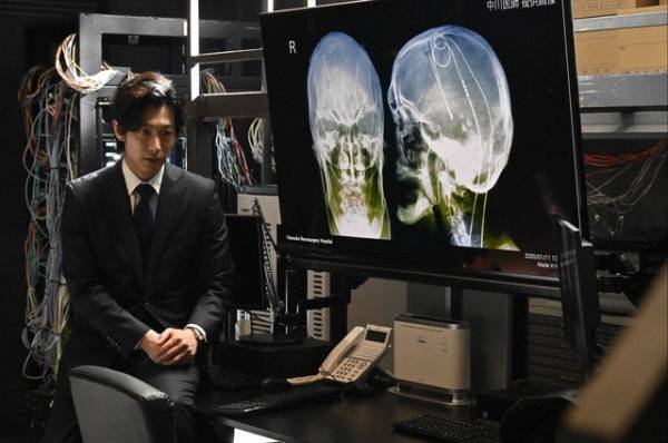 「パンドラの果実」第2話 安藤政信“カーン”に「すでに怪しい」、“覆面ゲーマー「three Arrows」”にも数多くの反応