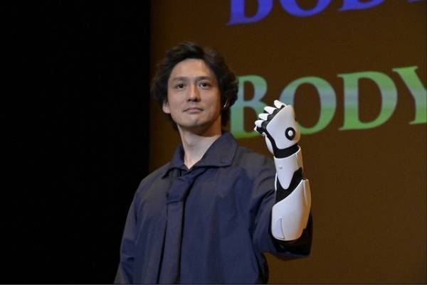 「パンドラの果実」第2話 安藤政信“カーン”に「すでに怪しい」、“覆面ゲーマー「three Arrows」”にも数多くの反応