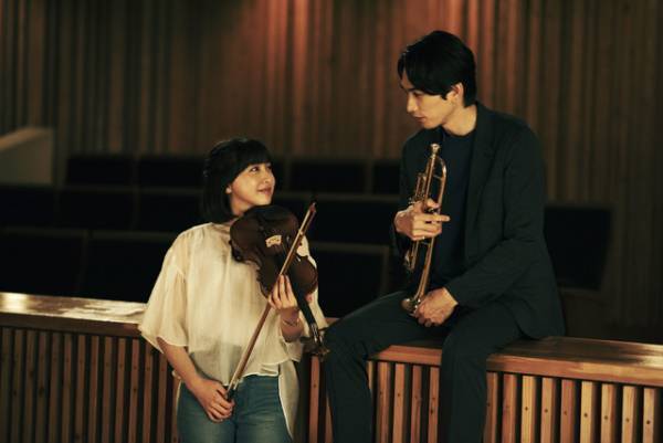 町田啓太が演奏、水谷豊は指揮者に『太陽とボレロ』夢を奏でる場面写真