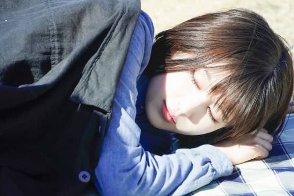 道枝駿佑＆福本莉子、切ないお昼寝姿公開　水族館ではしゃぐ映像も『今夜、世界からこの恋が消えても』