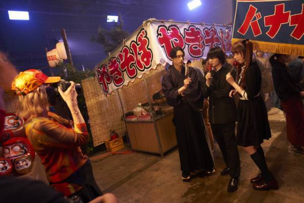 神木隆之介＆松村北斗、ゲームやお姫様抱っこする『xxxHOLiC』仲良しメイキング映像