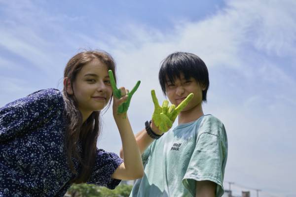 5か国のルーツを持つ『マイスモールランド』主演・嵐莉菜のメイキングショット公開