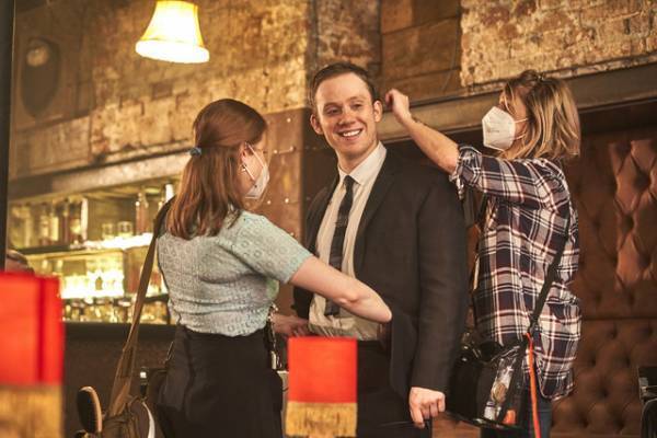 「ルーシーが見事に演じた」英国スパイドラマ「ハリー・パーマー　国際諜報局」舞台裏が到着