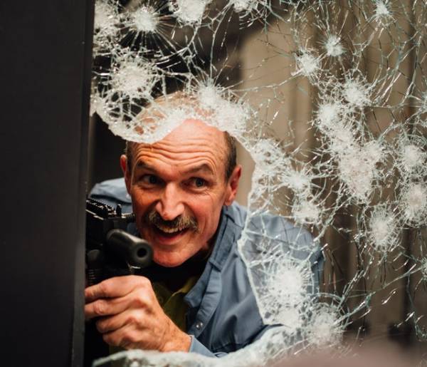 ジェラルド・バトラー＆フランク・グリロら出演、警察署で四どもえバトル！『炎のデス・ポリス』公開