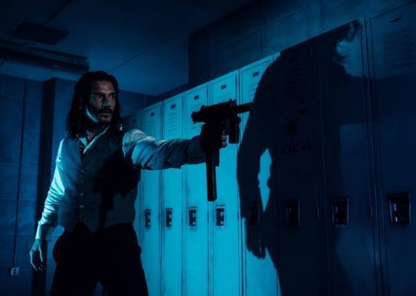 ジェラルド・バトラー＆フランク・グリロら出演、警察署で四どもえバトル！『炎のデス・ポリス』公開