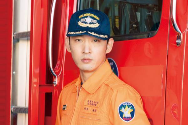 鈴木仁＆上杉柊平＆古川雄大、消防局メンバー写真公開『モエカレはオレンジ色』