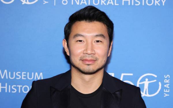 シム・リウ、実写版『バービー』への出演のきっかけは得意のダンス！グレタ・ガーウィグ監督と意気投合