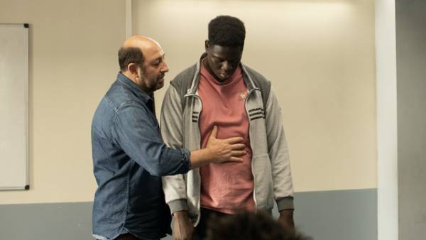 囚人たちの「ゴドーを待ちながら」に大喝采！実話の映画化『アプローズ、アプローズ！囚人たちの大舞台』予告編