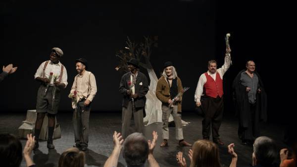 囚人たちの「ゴドーを待ちながら」に大喝采！実話の映画化『アプローズ、アプローズ！囚人たちの大舞台』予告編