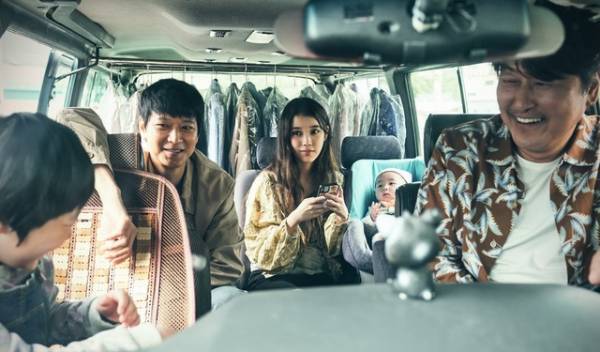 是枝裕和監督『ベイビー・ブローカー』本ポスター解禁　ソン・ガンホやカン・ドンウォンら笑顔のメイキング写真も