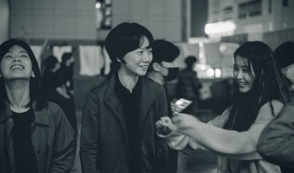 是枝裕和監督『ベイビー・ブローカー』本ポスター解禁　ソン・ガンホやカン・ドンウォンら笑顔のメイキング写真も