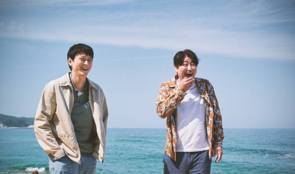 是枝裕和監督『ベイビー・ブローカー』本ポスター解禁　ソン・ガンホやカン・ドンウォンら笑顔のメイキング写真も