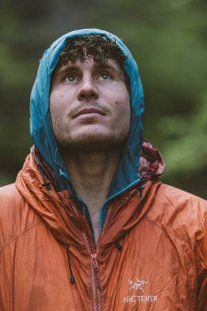 氷の断崖絶壁を命綱なしで登る…たった一人の過酷な挑戦『アルピニスト』予告編＆場面カット