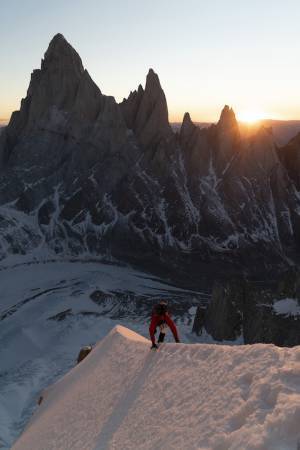 氷の断崖絶壁を命綱なしで登る…たった一人の過酷な挑戦『アルピニスト』予告編＆場面カット