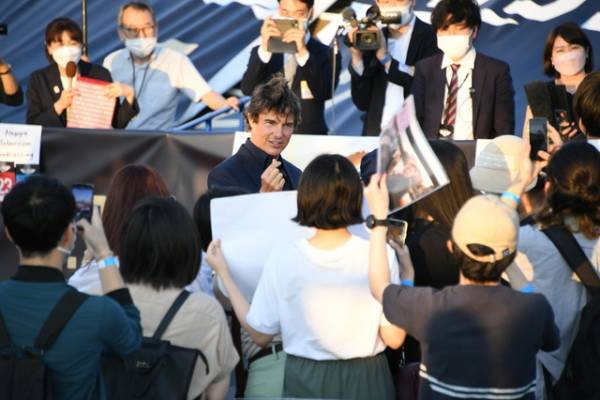 トム・クルーズ、ジャパンプレミアで前代未聞の神ファンサ＆一緒に鑑賞も