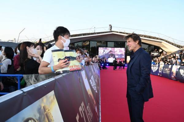 トム・クルーズ、ジャパンプレミアで前代未聞の神ファンサ＆一緒に鑑賞も
