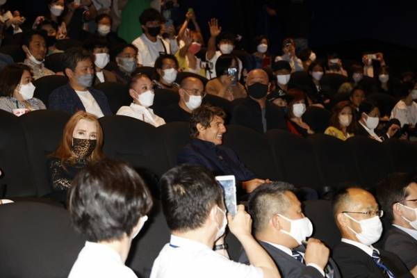 トム・クルーズ、ジャパンプレミアで前代未聞の神ファンサ＆一緒に鑑賞も