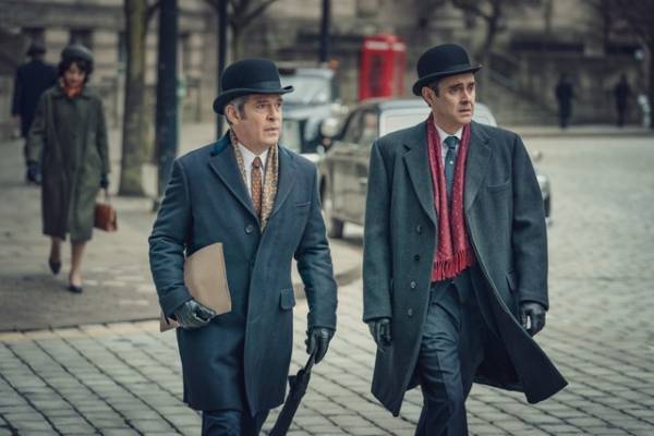 “黒縁メガネスパイ”をスカウト！英国の名優トム・ホランダーが自身の役を語る「ハリー・パーマー　国際諜報局」