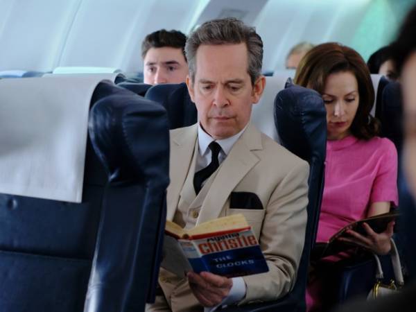 “黒縁メガネスパイ”をスカウト！英国の名優トム・ホランダーが自身の役を語る「ハリー・パーマー　国際諜報局」