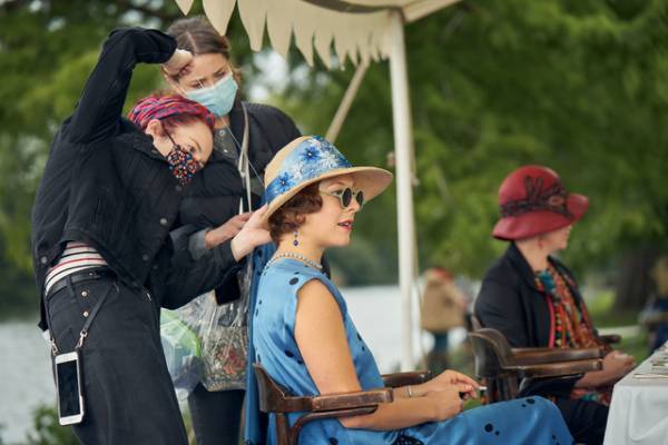 コリン＆オリヴィアが絶賛『帰らない日曜日』アカデミー賞常連サンディ・パウエルの衣装に迫る