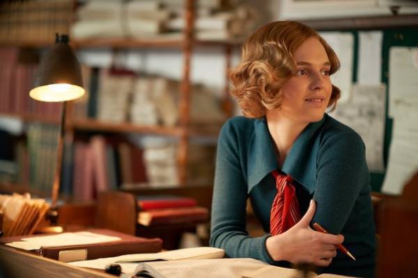 コリン＆オリヴィアが絶賛『帰らない日曜日』アカデミー賞常連サンディ・パウエルの衣装に迫る